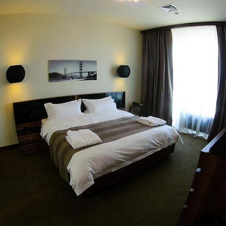 Voyage Hotel Karagandy エクステリア 写真