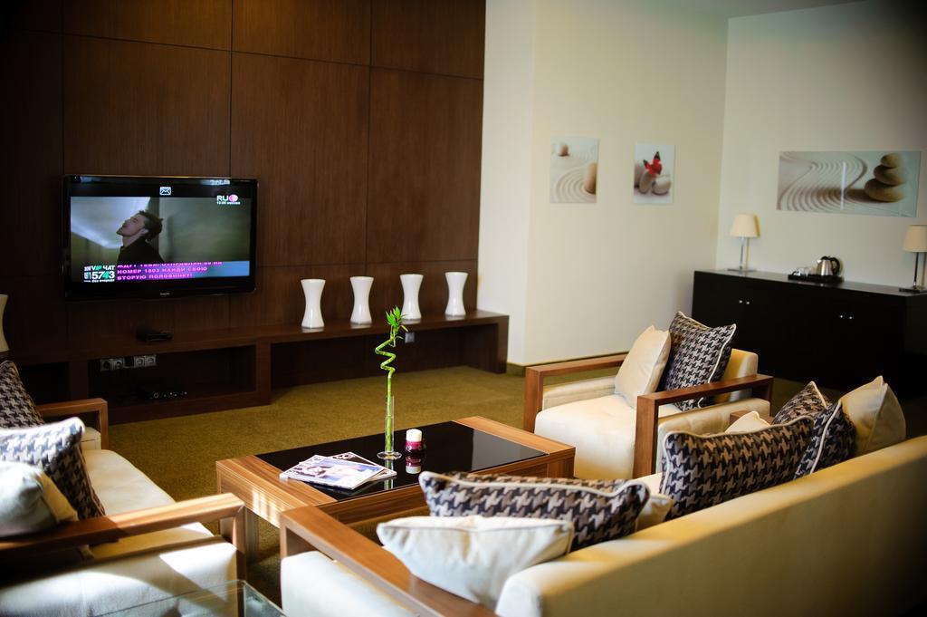 Voyage Hotel Karagandy エクステリア 写真