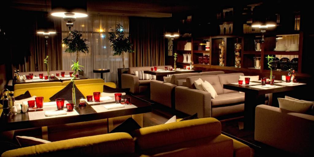 Voyage Hotel Karagandy エクステリア 写真