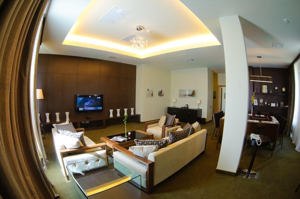 Voyage Hotel Karagandy エクステリア 写真