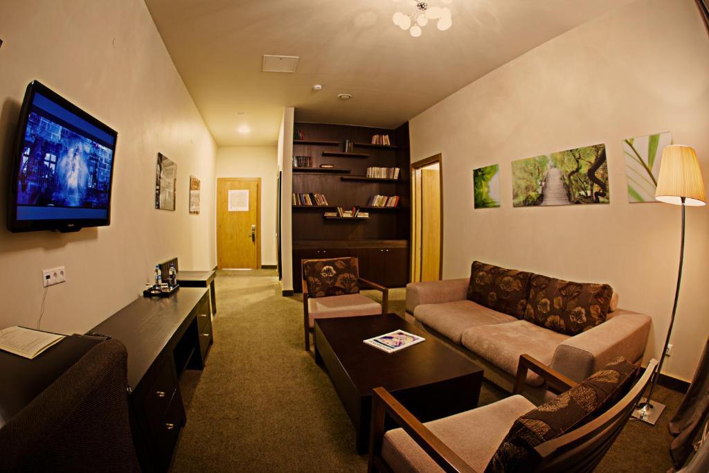 Voyage Hotel Karagandy エクステリア 写真